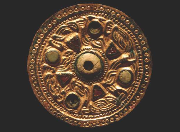 Gilt-bronze keystone garnet disc brooch