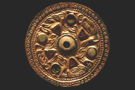 Image of Gilt-bronze keystone garnet disc brooch